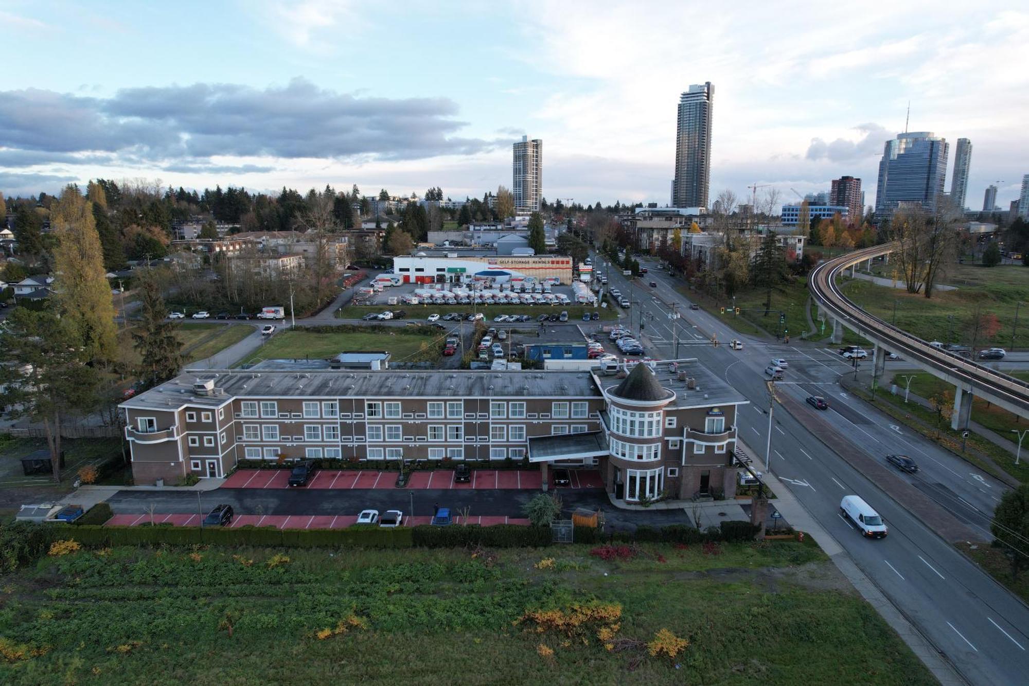 Days Inn By Wyndham Surrey Exteriör bild