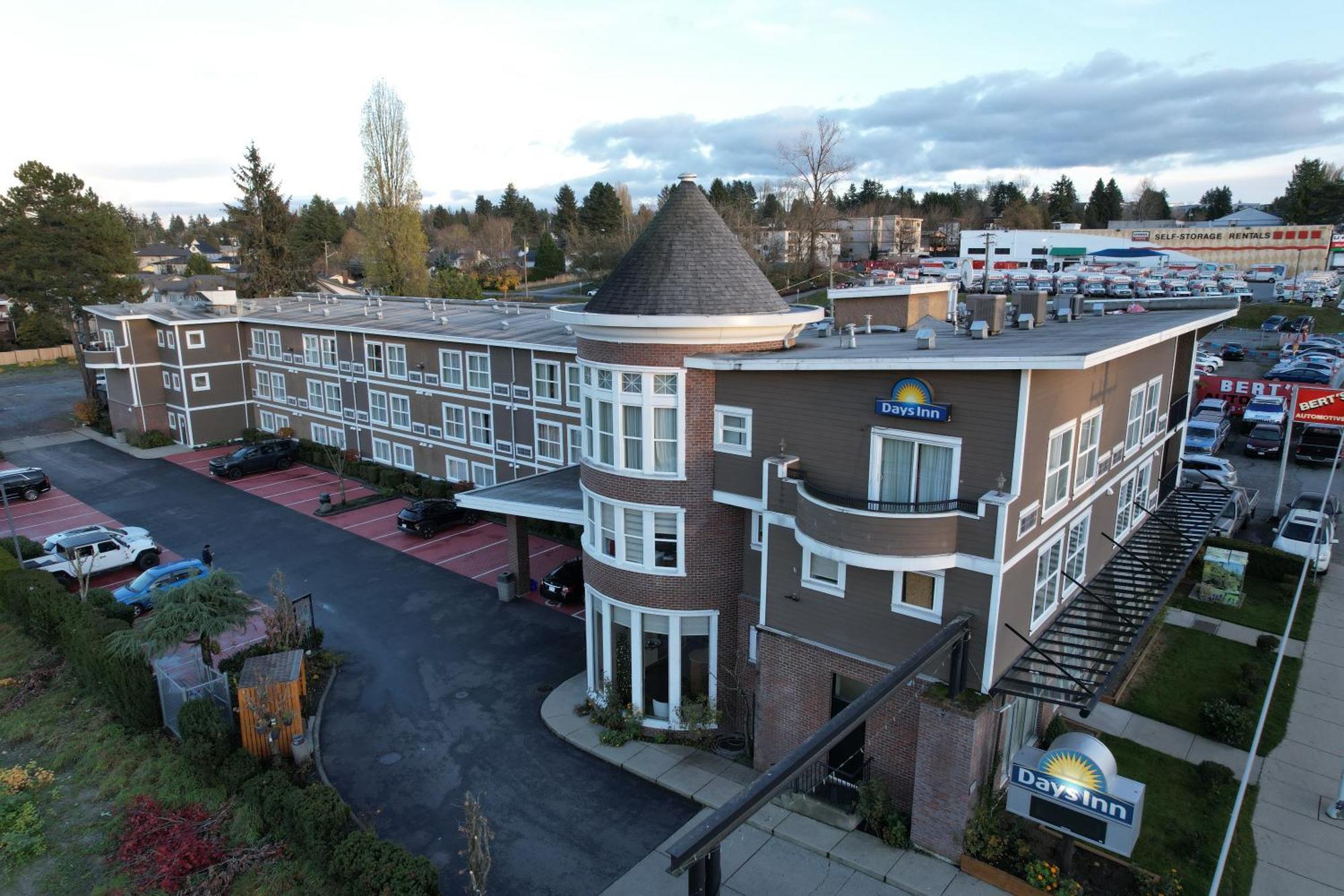Days Inn By Wyndham Surrey Exteriör bild