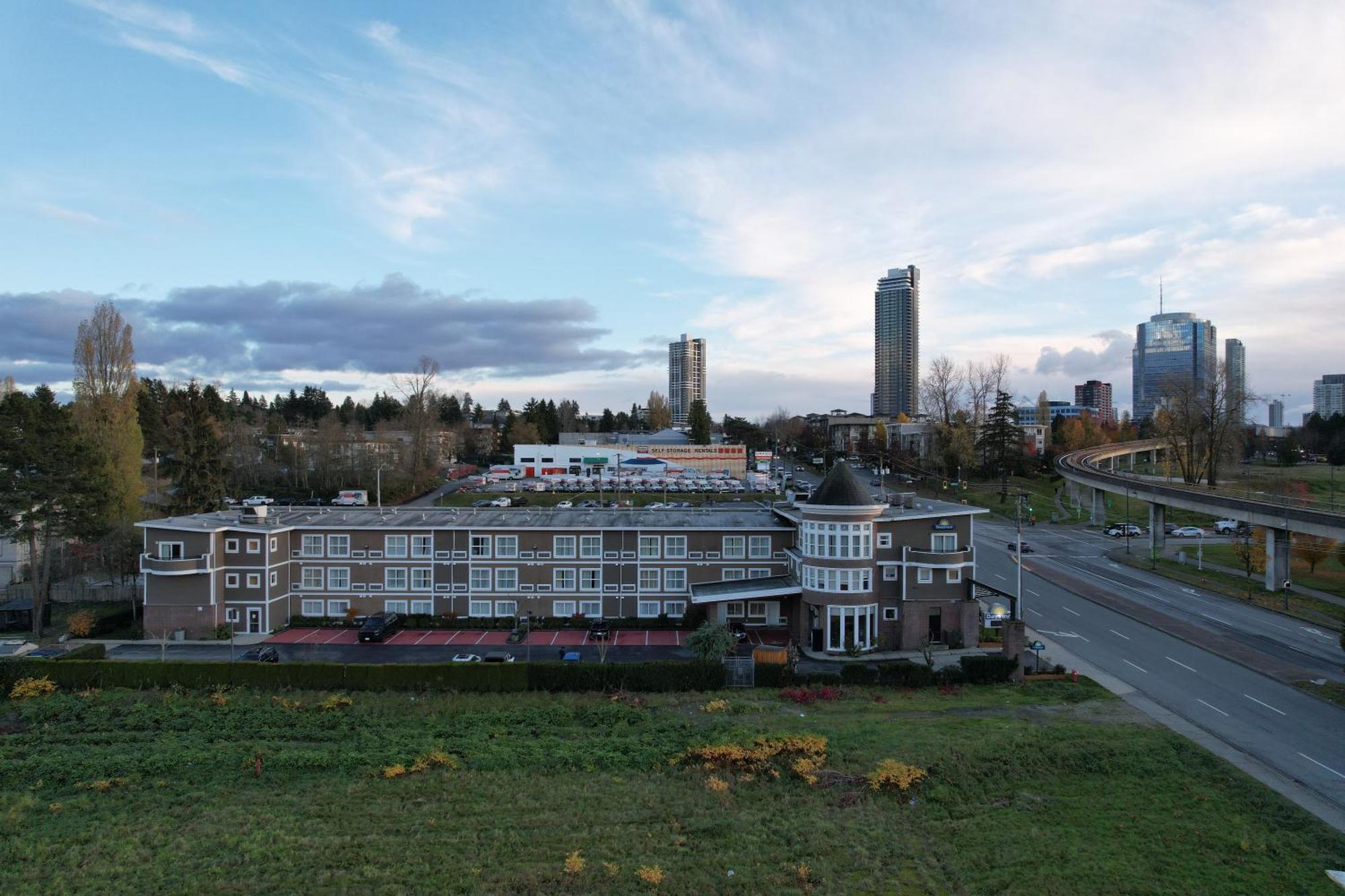 Days Inn By Wyndham Surrey Exteriör bild