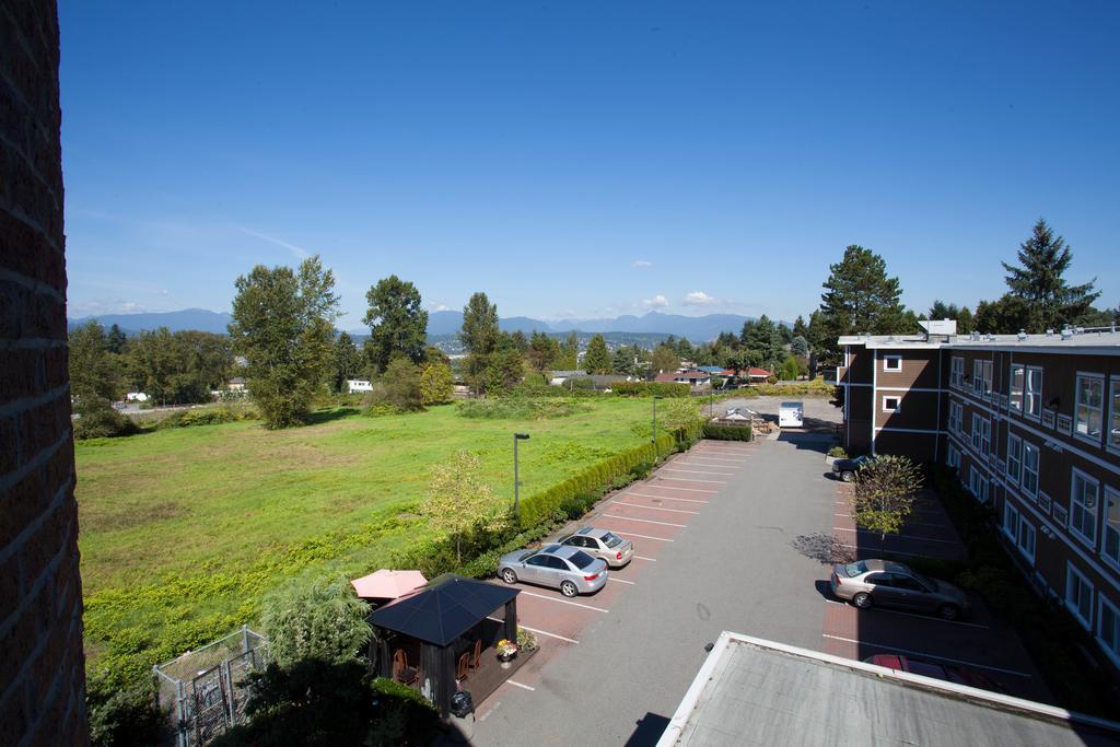 Days Inn By Wyndham Surrey Exteriör bild